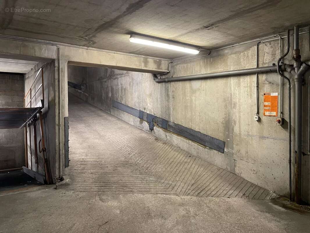 Parking à PARIS-12E