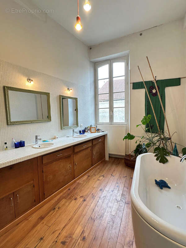 sdb - Maison à VIC-FEZENSAC