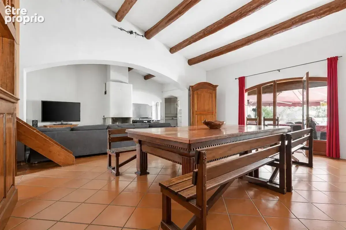 Les Pennes Mirabeau, Villa familiale + 3 logements dépendants - photo 4
