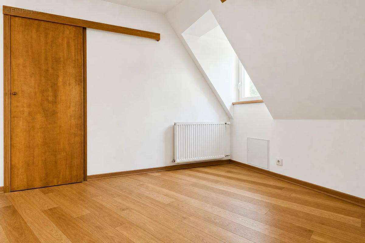 Maison 8 pièces spacieuse à Sainte-Foy-de-Longas - photo 7