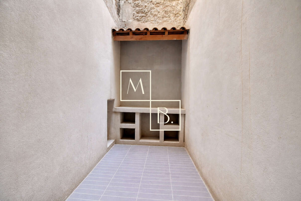 AGDE, Centre historique, appartement T2 meublé de 38 m2 avec terrasse/patio. - photo 7