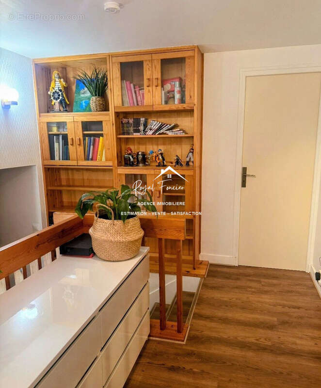 Palier avec bibliothéque  - Maison à CHATELLERAULT