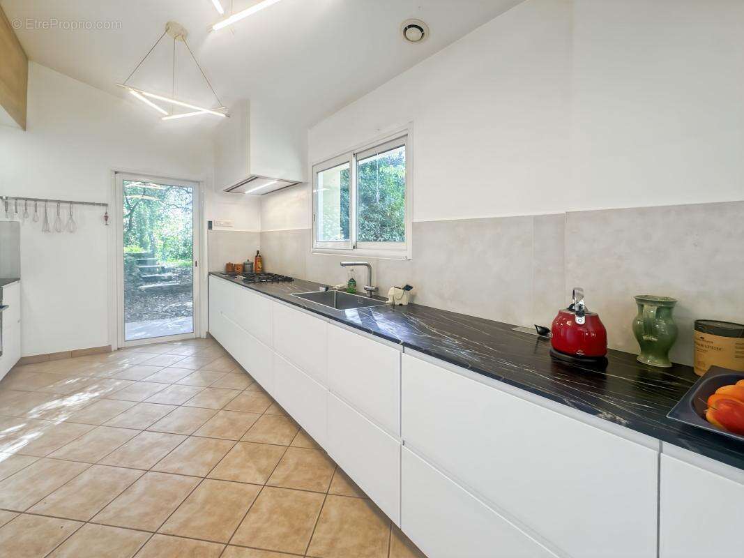 Maison de 140 m² - Trois chambres et un bureau - 1500 m² en restanques - photo 6