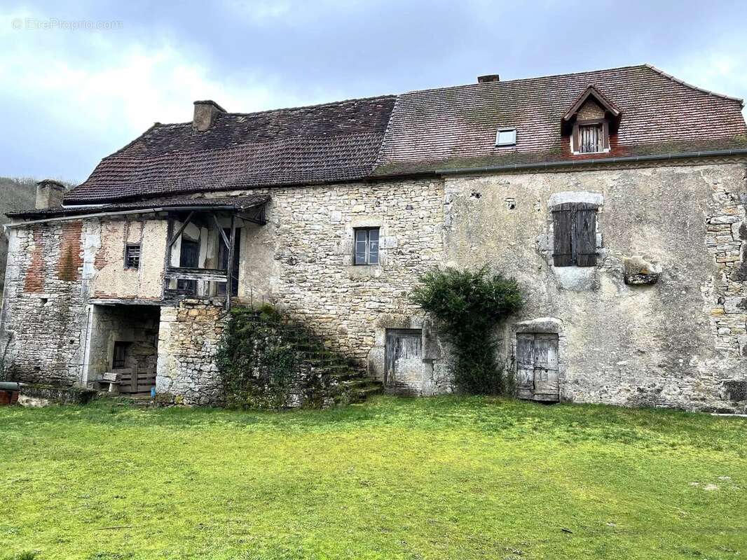 Unique dans le secteur de la vallée du Célé : magnifique ancienne ferme avec pigeonnier à rénover entièrement, située sur un ter - photo 3