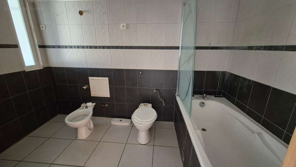 Maison à SAINT-JULIEN-DE-PEYROLAS