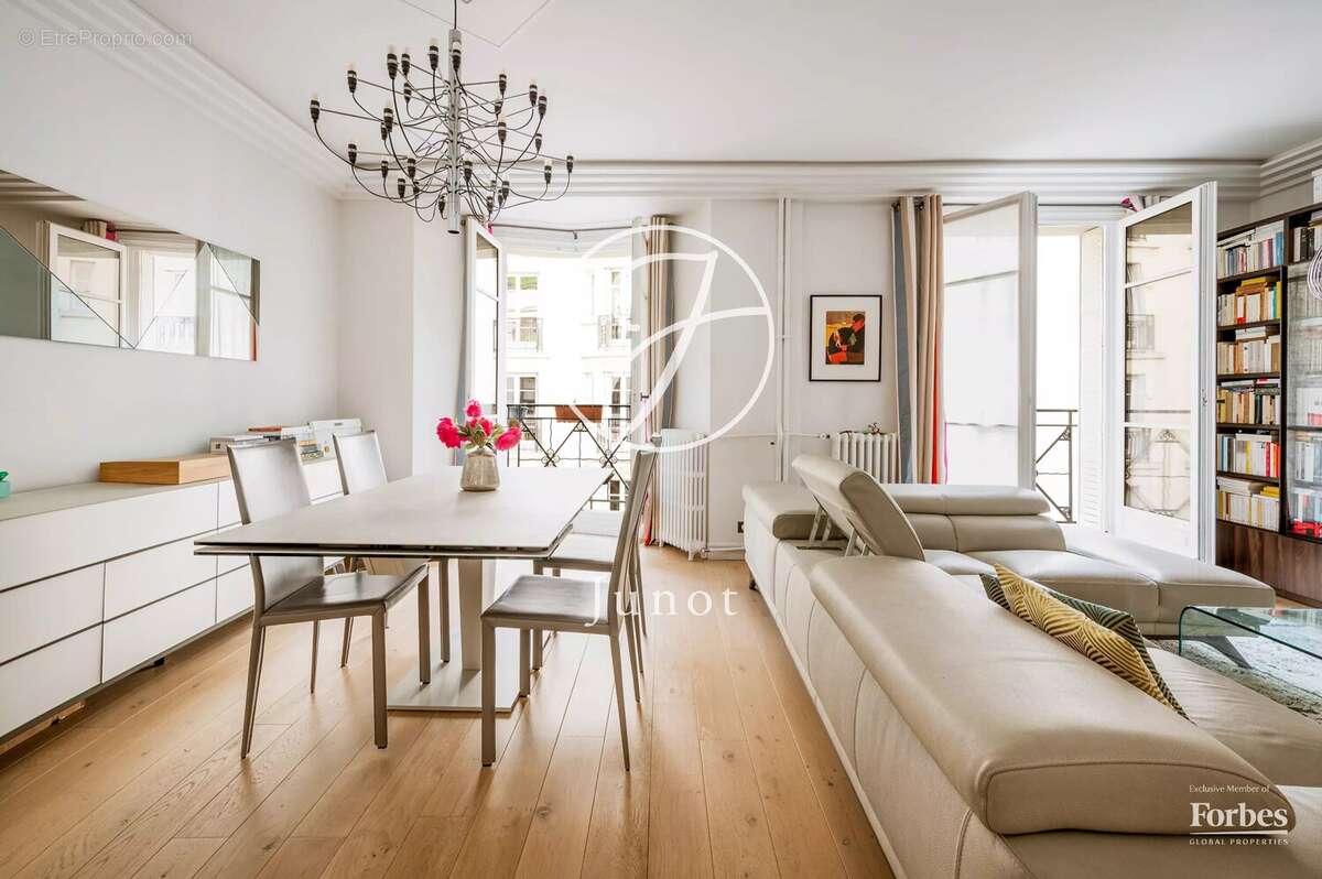 Appartement à PARIS-16E
