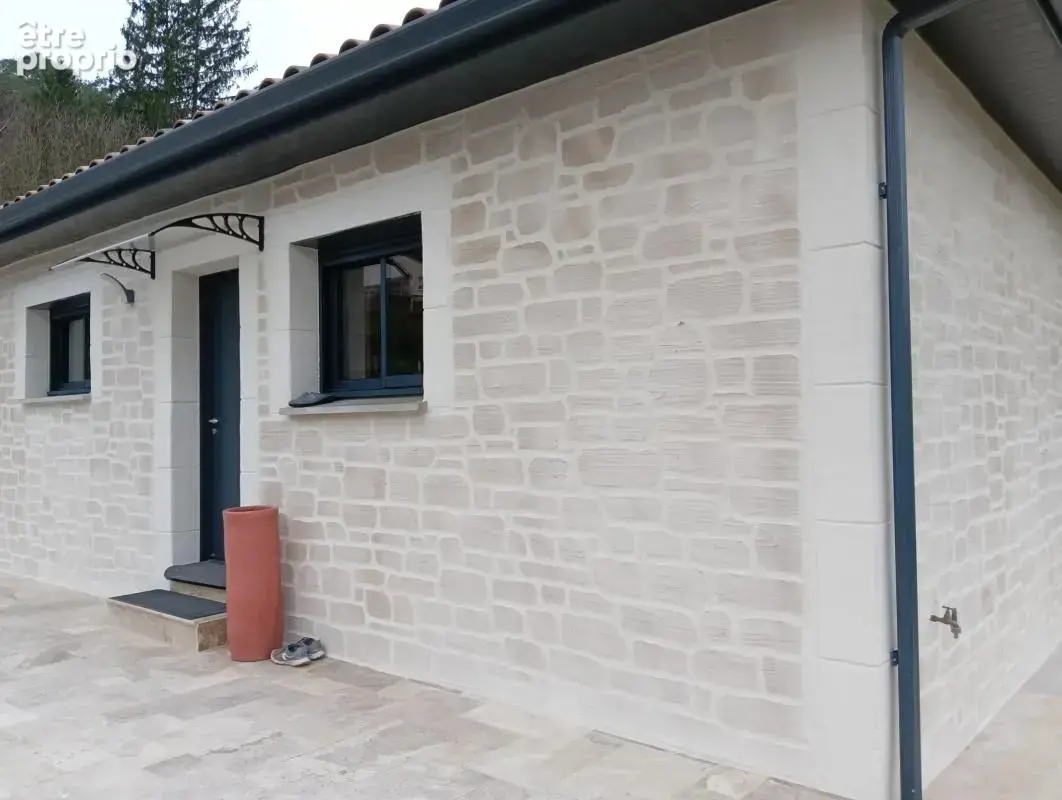 Maison récente de plain-pied (2024), grand préau de 100 m², garage aménagé et jardin paysager au calme - photo 17