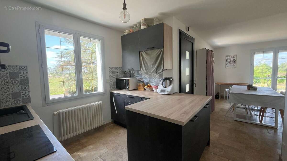 Maison à BAGE-LA-VILLE