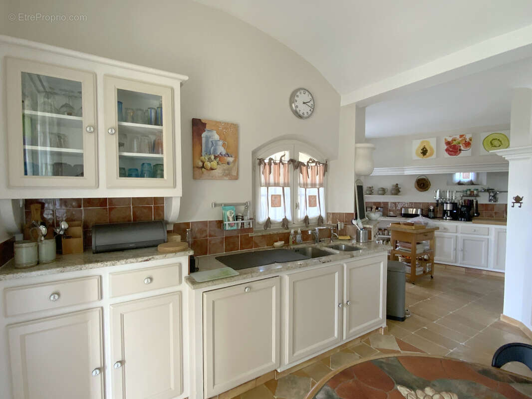 Très belle villa dans un village avec commerces sur un terrain de 3500 m2. - photo 15
