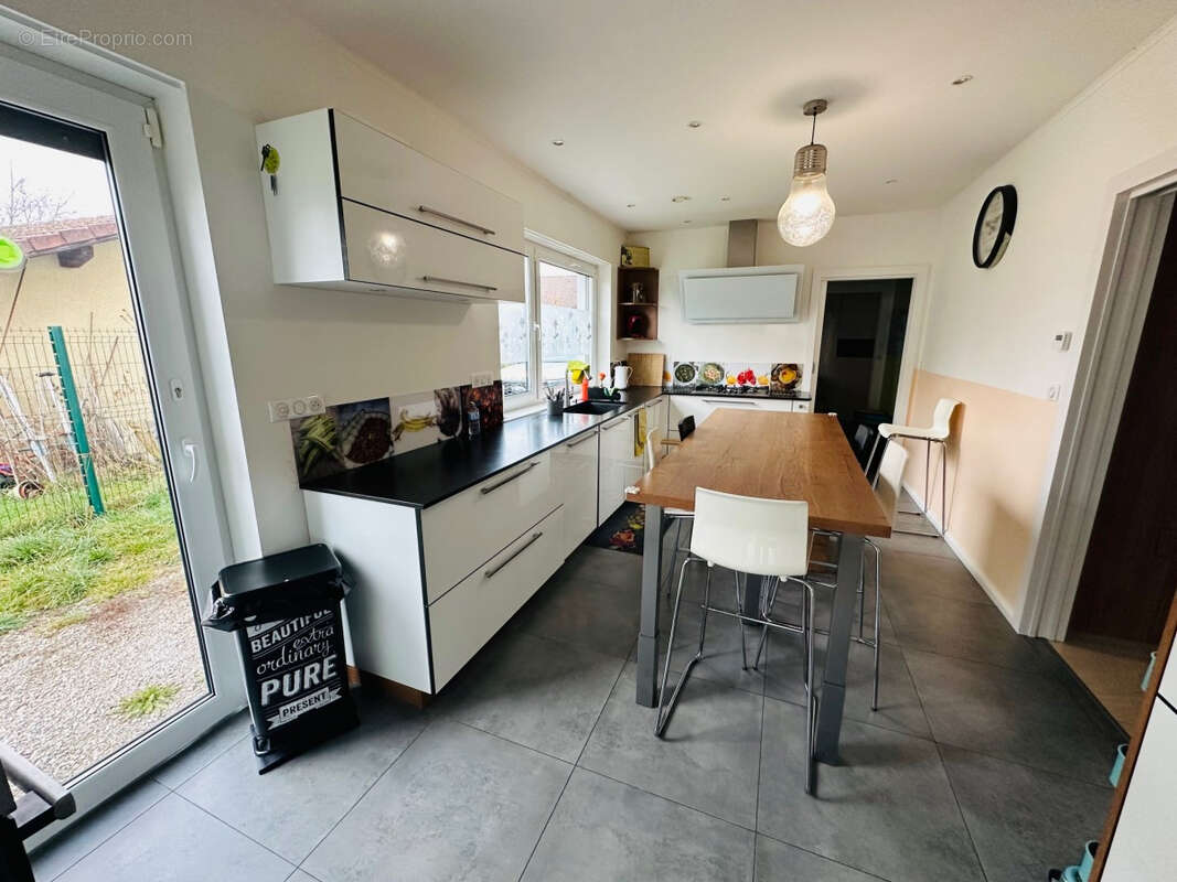 Maison à SAINT-GENIS-POUILLY