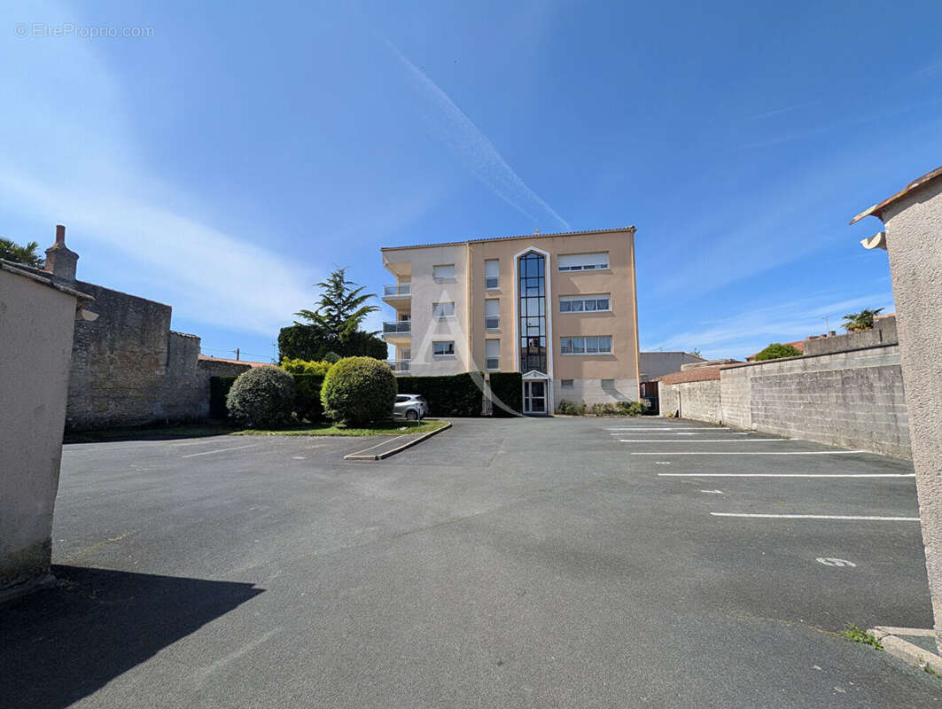 Appartement T2 avec locataire en place - Résidence sécurisée avec ascenseur, parking et cave - photo 4