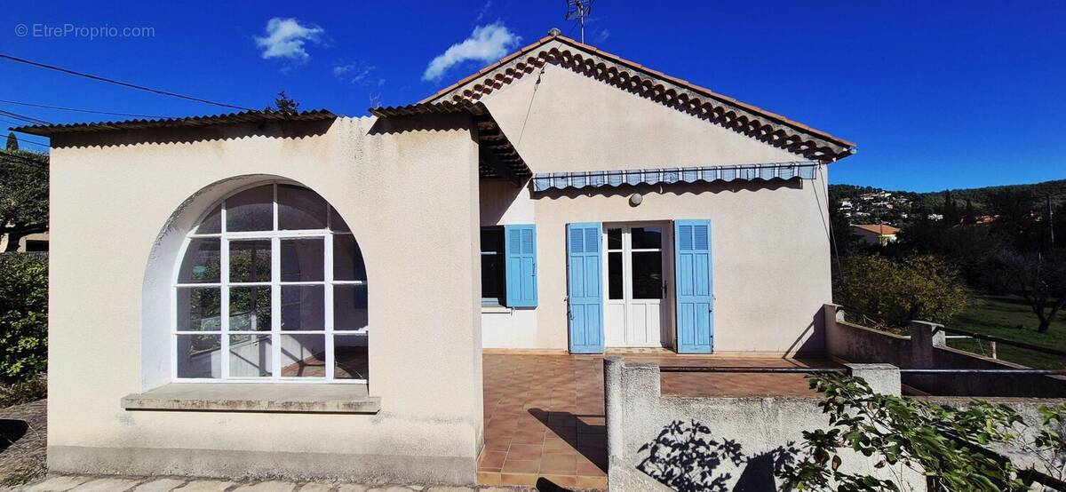 Appartement à CEYRESTE