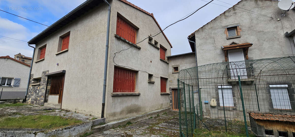 Maison à YSSAC-LA-TOURETTE