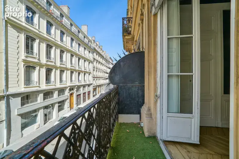 Lyon 6 - Place Maréchal Lyautey: Un appartement T2 entièrement rénové de 49m2 avec balcon et vue. - photo 3