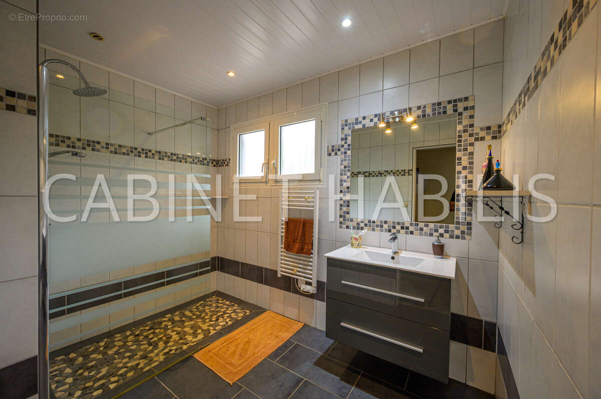 A vendre - une maison de type t6 de 200 m2 environ - petite-ile - 577 000 € hai - photo 4