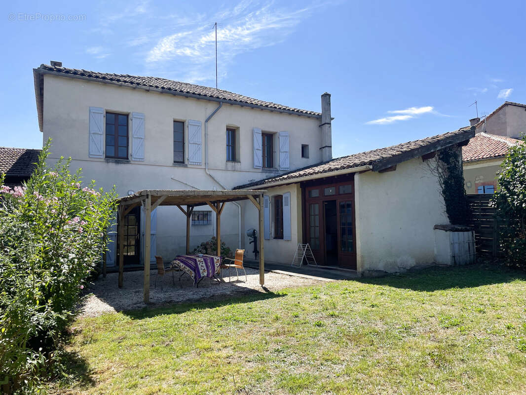 Maison bourgeoise au village avec jardin très bon état - photo 20