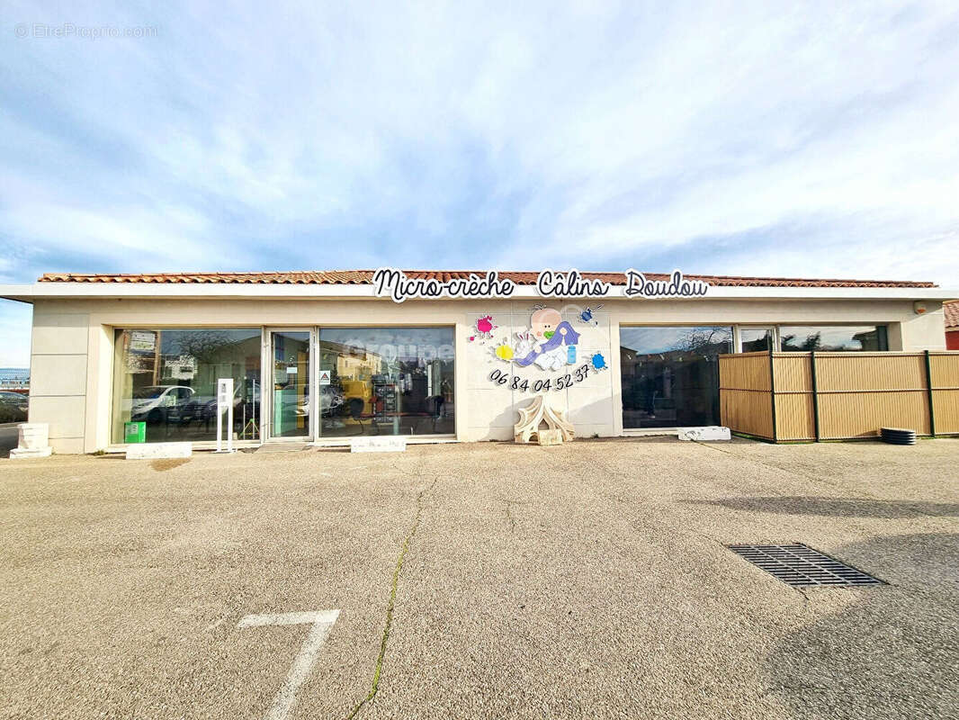 Local commercial (180m²) - Miramas - photo 11