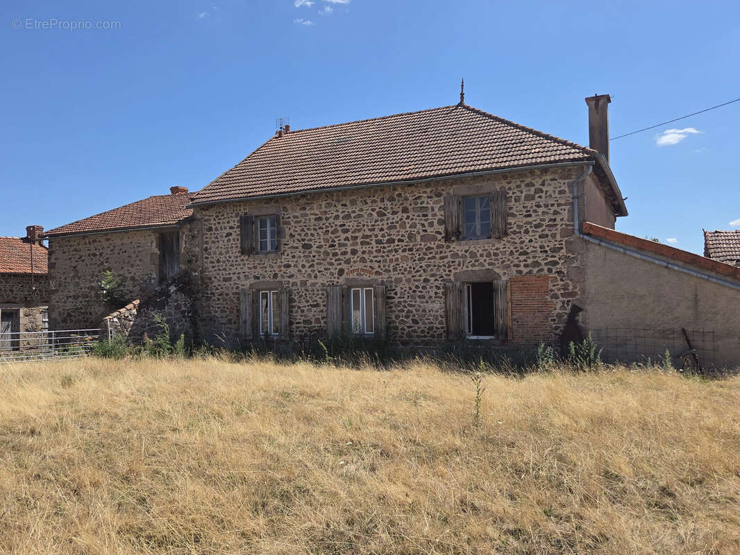 Maison en pierres avec dépendances et grand potentiel, au cœur d’un hameau paisible - photo 3