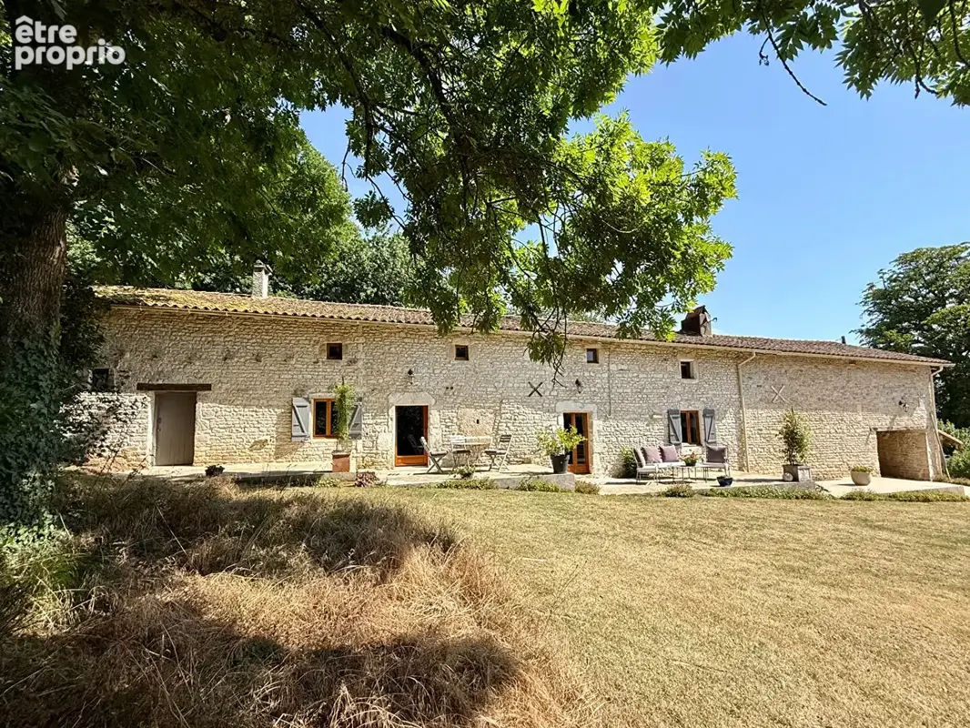 Ancienne ferme de caractère du XVIIe siècle entièrement rénovée avec dépendances , piscine et parc paysager - photo 1