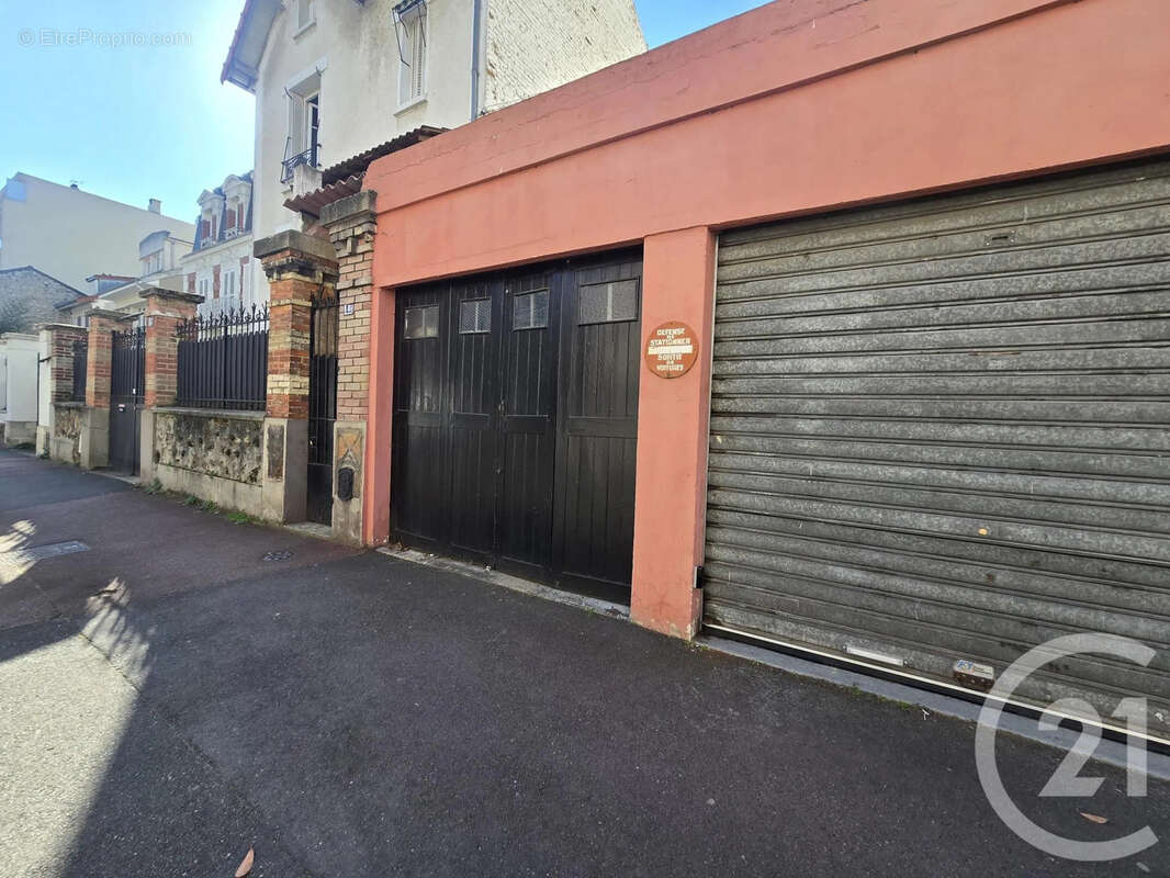 Parking à SAINT-MAUR-DES-FOSSES