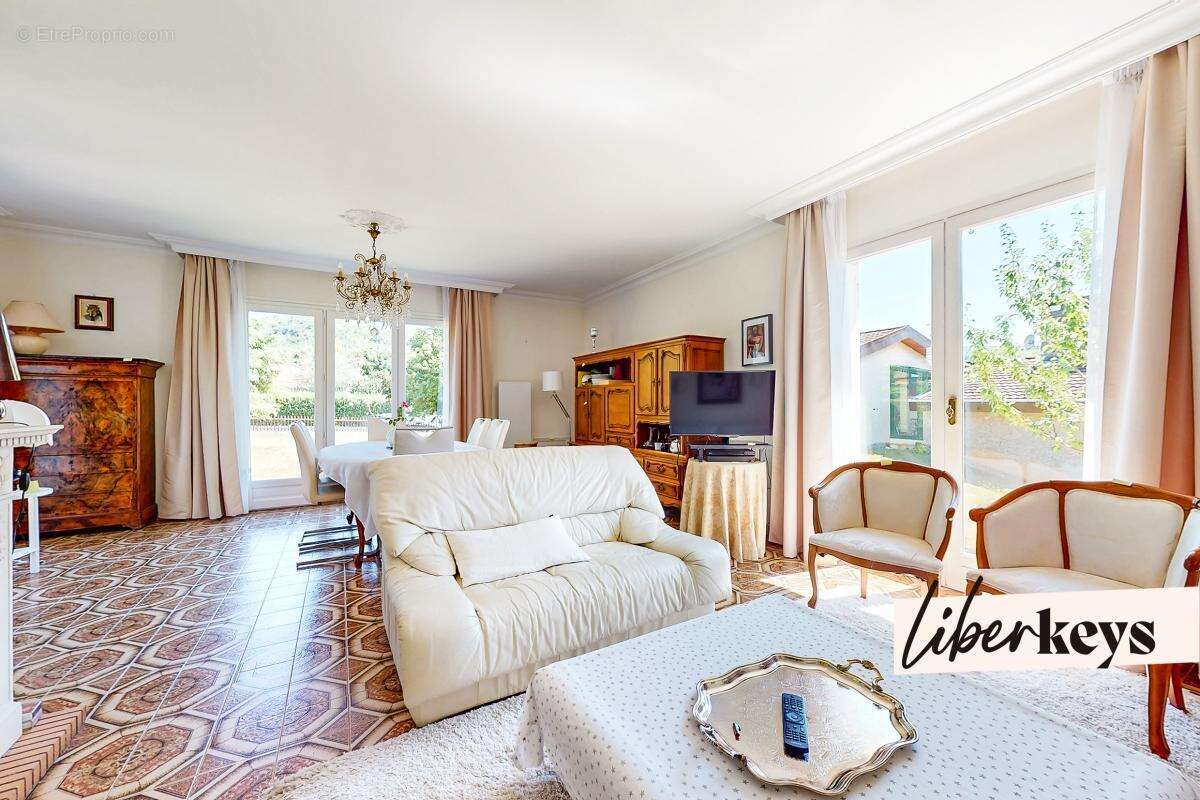 EYBENS – Maison familiale de 120 m² sur 1 070 m² de terrain, sous-sol complet et combles aménageables - photo 3