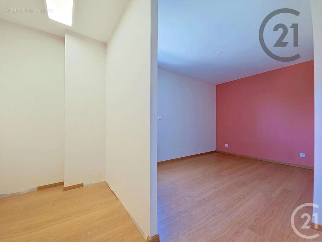 Appartement 71 m² à La Riviere-De-Corps  - photo 5