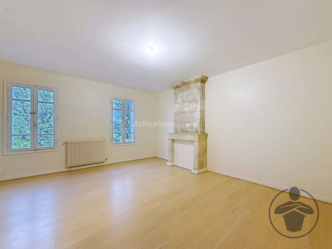 Maison à LES PEINTURES