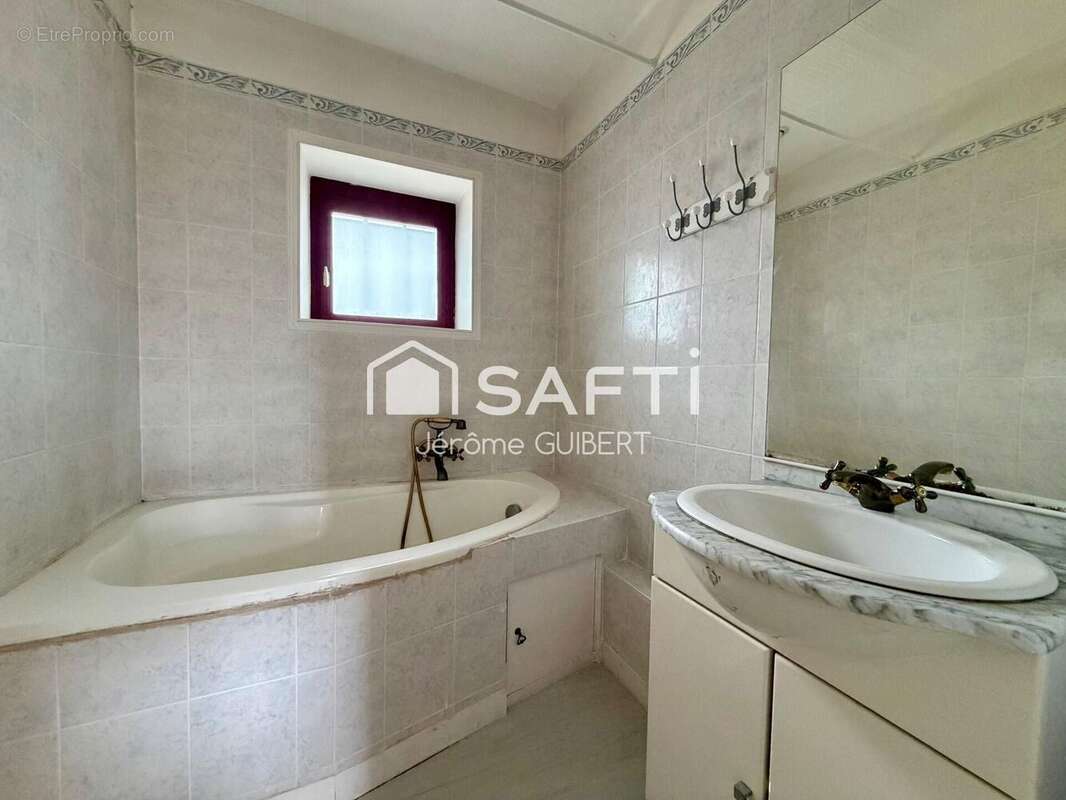 Maison 96 m² à Argenton-Chateau  - photo 9