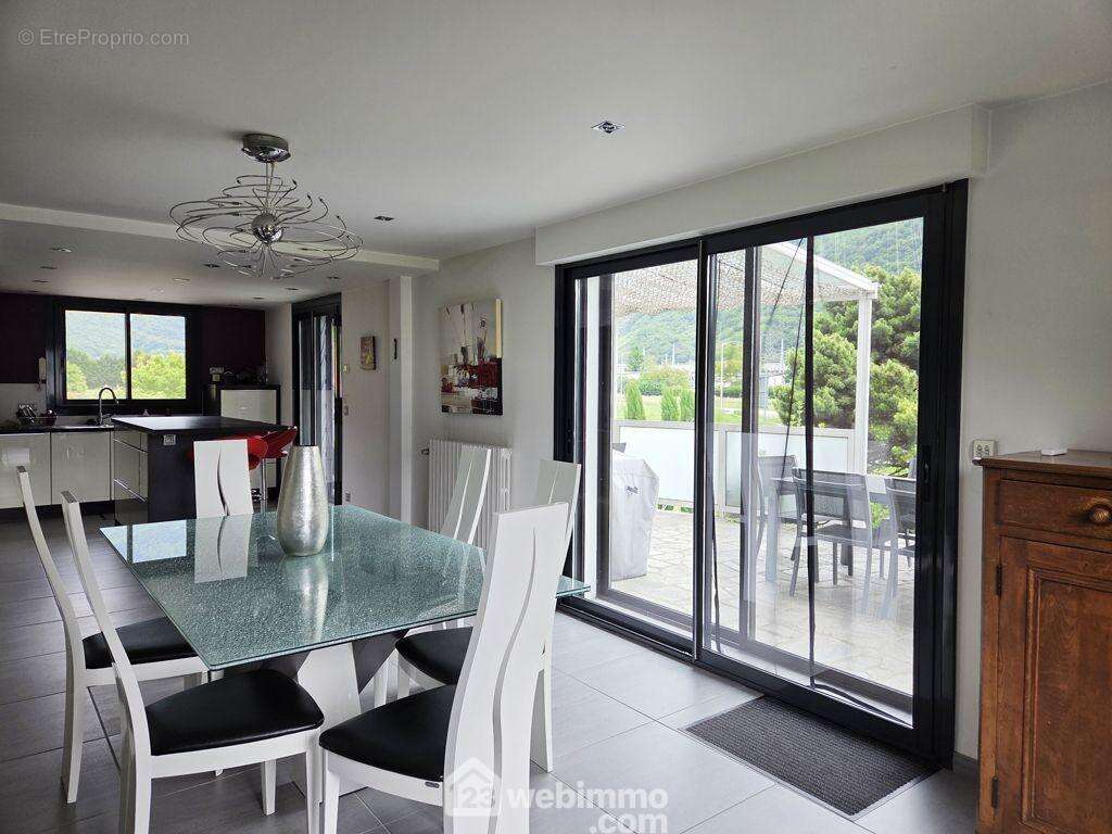 et un espace salle à manger donnant accès à une large terrasse... - Maison à ALBERTVILLE