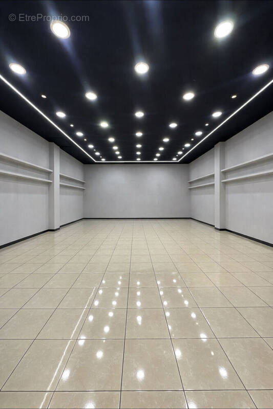 Photo 1 - Commerce à SAINT-PIERRE