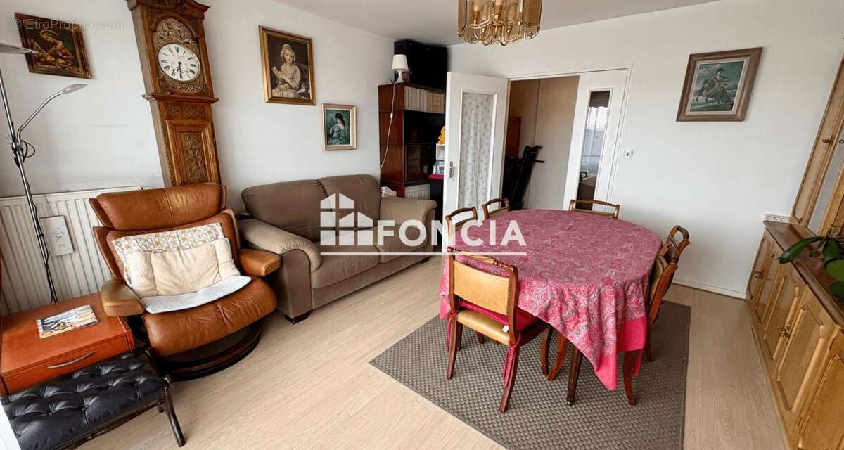 Appartement à FRESNES