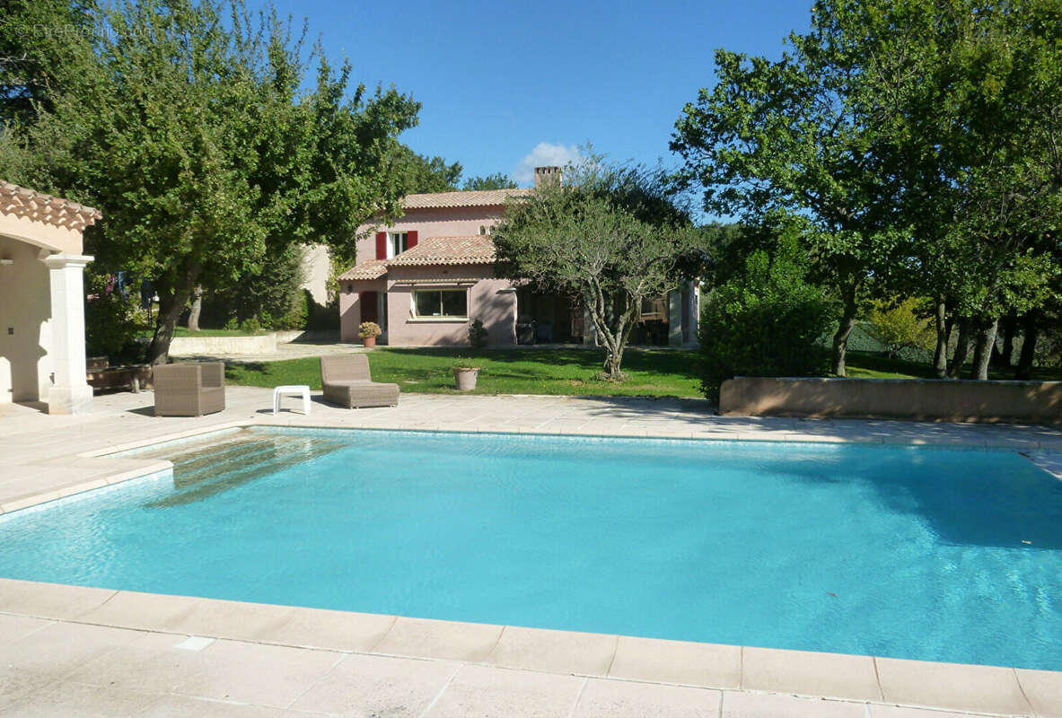 A vendre,  Drôme provençale, Belle Villa de 200 m2, piscine, garages, terrain  arboré de 3400m². - photo 4