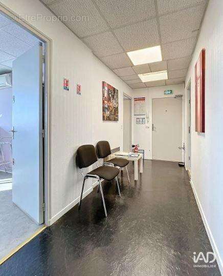 Photo 4 - Commerce à VENELLES