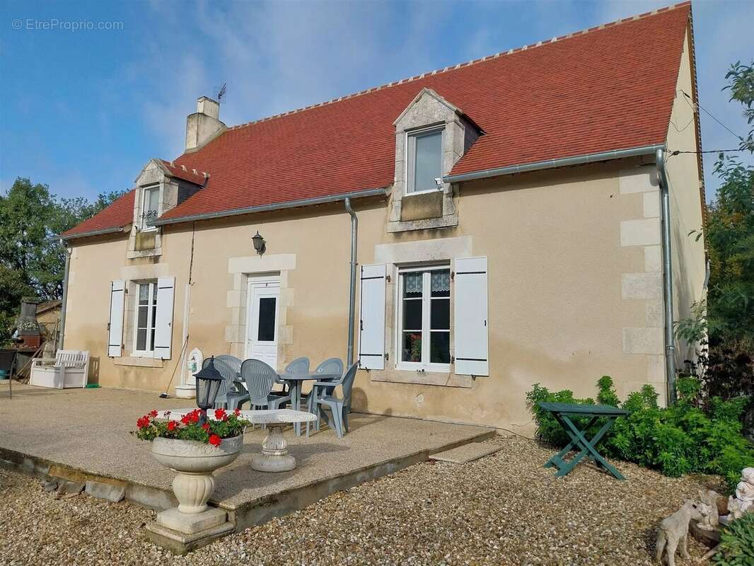 Maison à SAINT-HILAIRE-SUR-BENAIZE