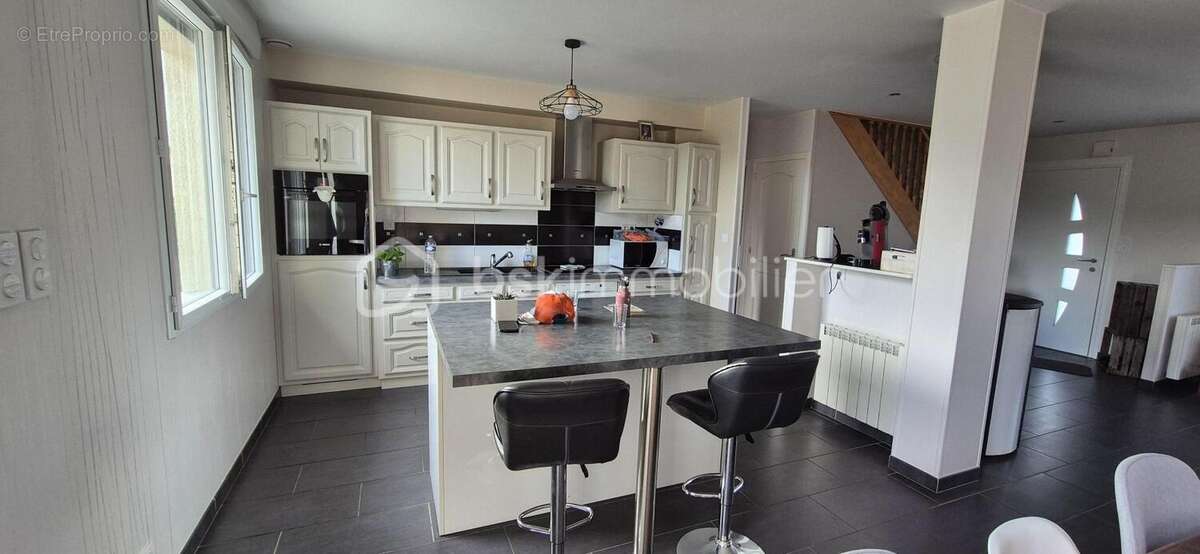 BEAUCÉ – Maison rénovée de 105,48 m² avec vie de plain-pied, sous-sol complet et terrain clos de 492 m² - photo 7