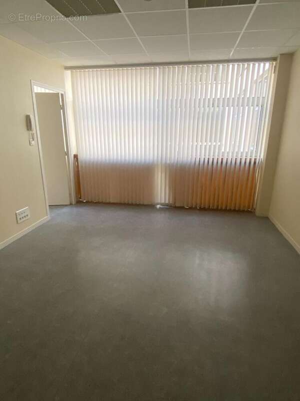 Photo 3 - Commerce à NIORT