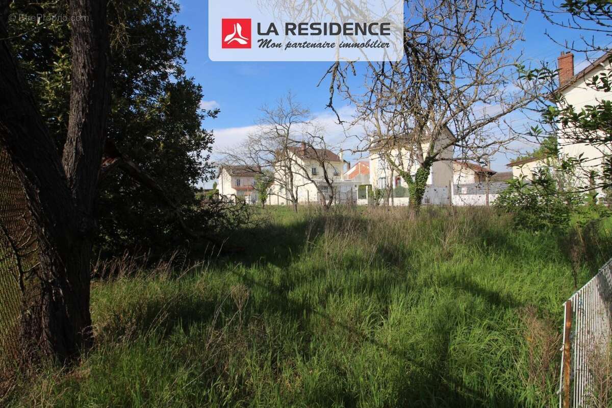 Terrain à LES MUREAUX