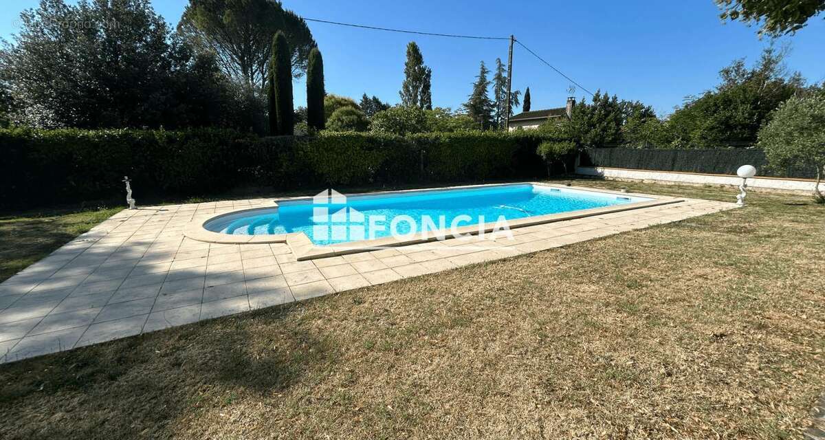 Belle villa rénovée avec piscine sur un terrain arboré de 1 254 m² - photo 4