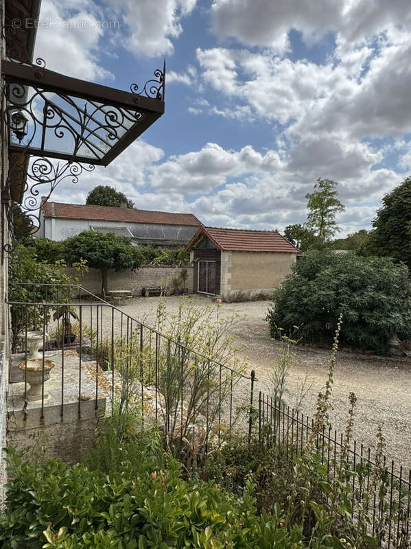 Charmante maison de 203m2 avec jardin et dépendances - photo 11