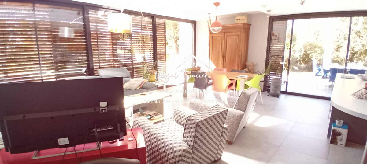 Espace salon et séjour ouverte sur cuisine  - Maison à CHATELLERAULT