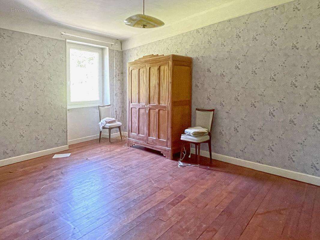 Maison à SAINT-LAURENT-DU-CROS