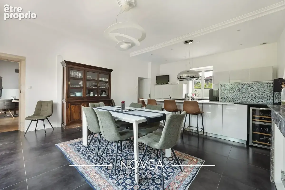 Maison 330 m² à Jassans-Riottier  - photo 4