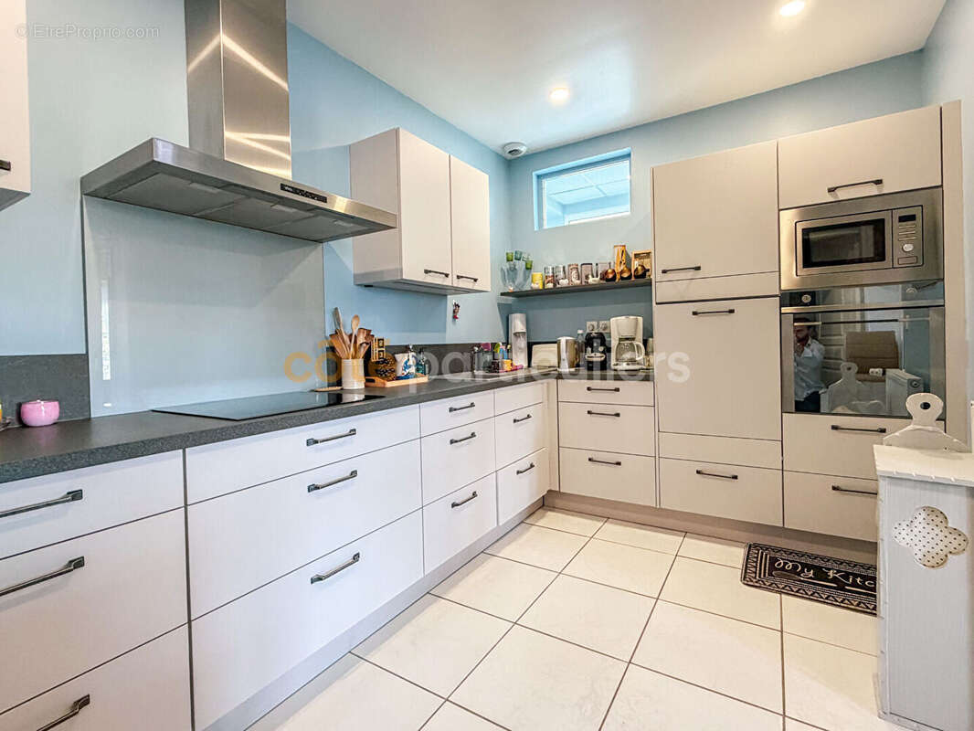 Appartement entièrement rénovée avec 3 chambres et garage - photo 6