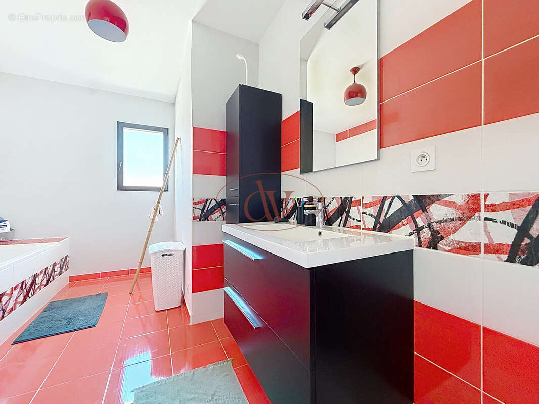 Maison à OPOUL-PERILLOS