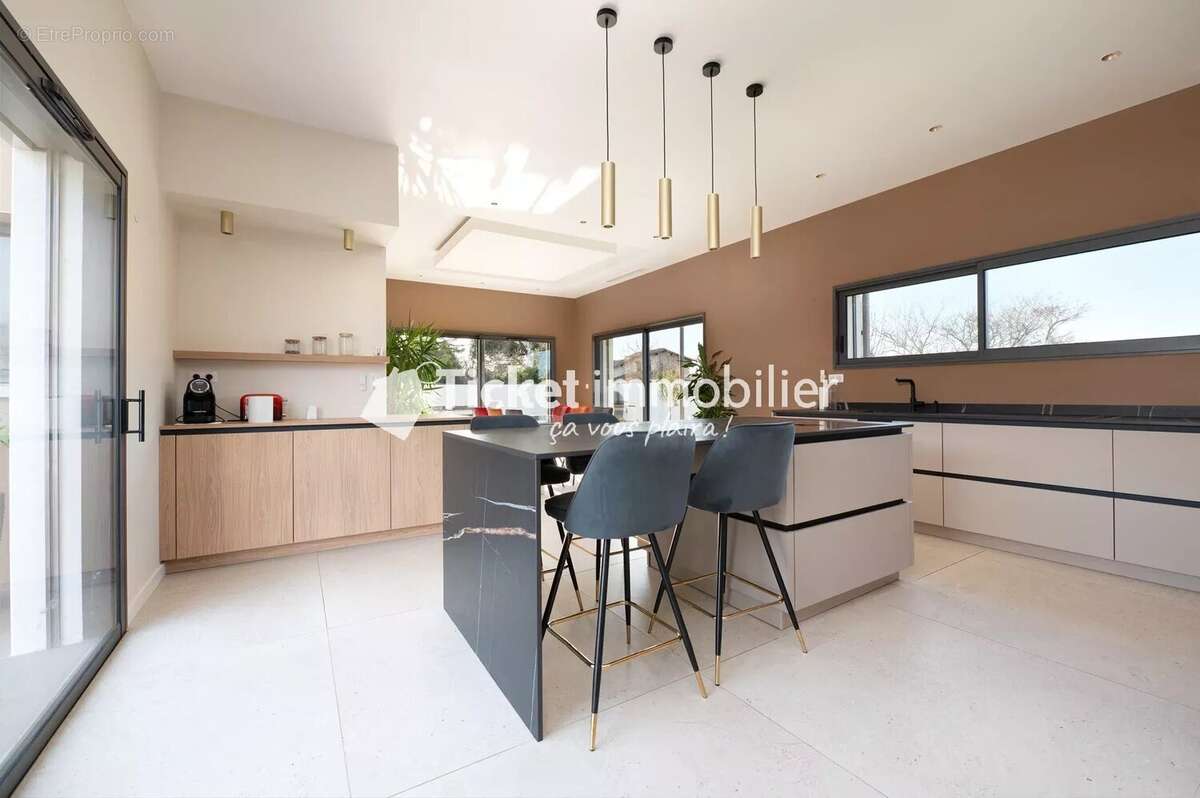 Maison à LA SALVETAT-SAINT-GILLES