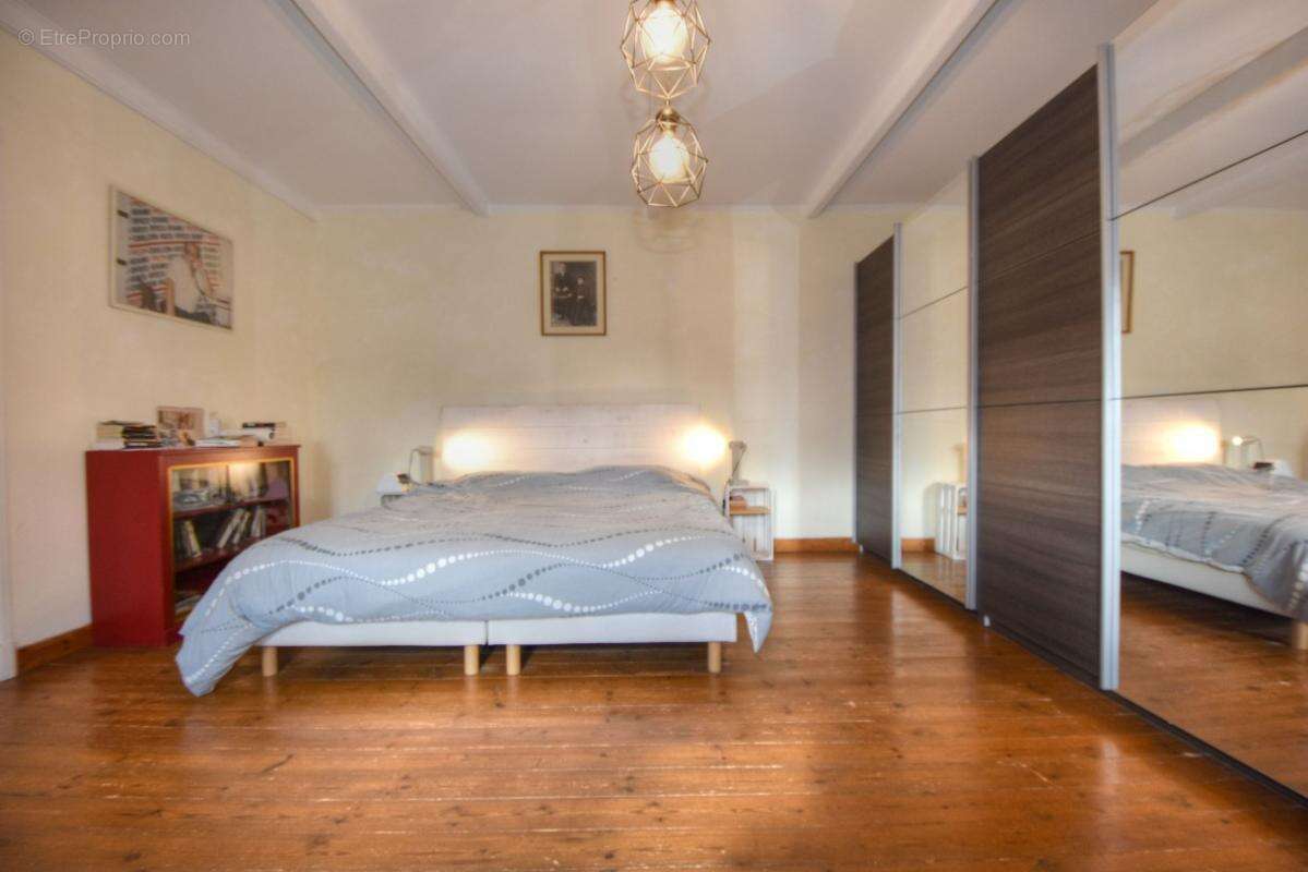 Maison à LA ROCHE-DERRIEN