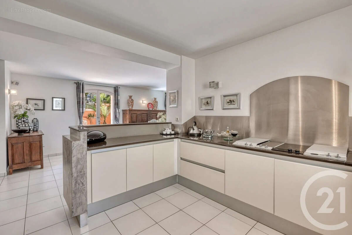 Maison 204 m² à Hyeres  - photo 6