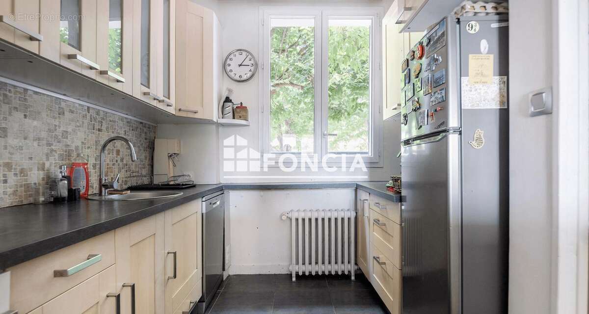 Coup de cœur assuré pour cette maison de ville au charme préservé, idéalement située proche gare et commodités - photo 4
