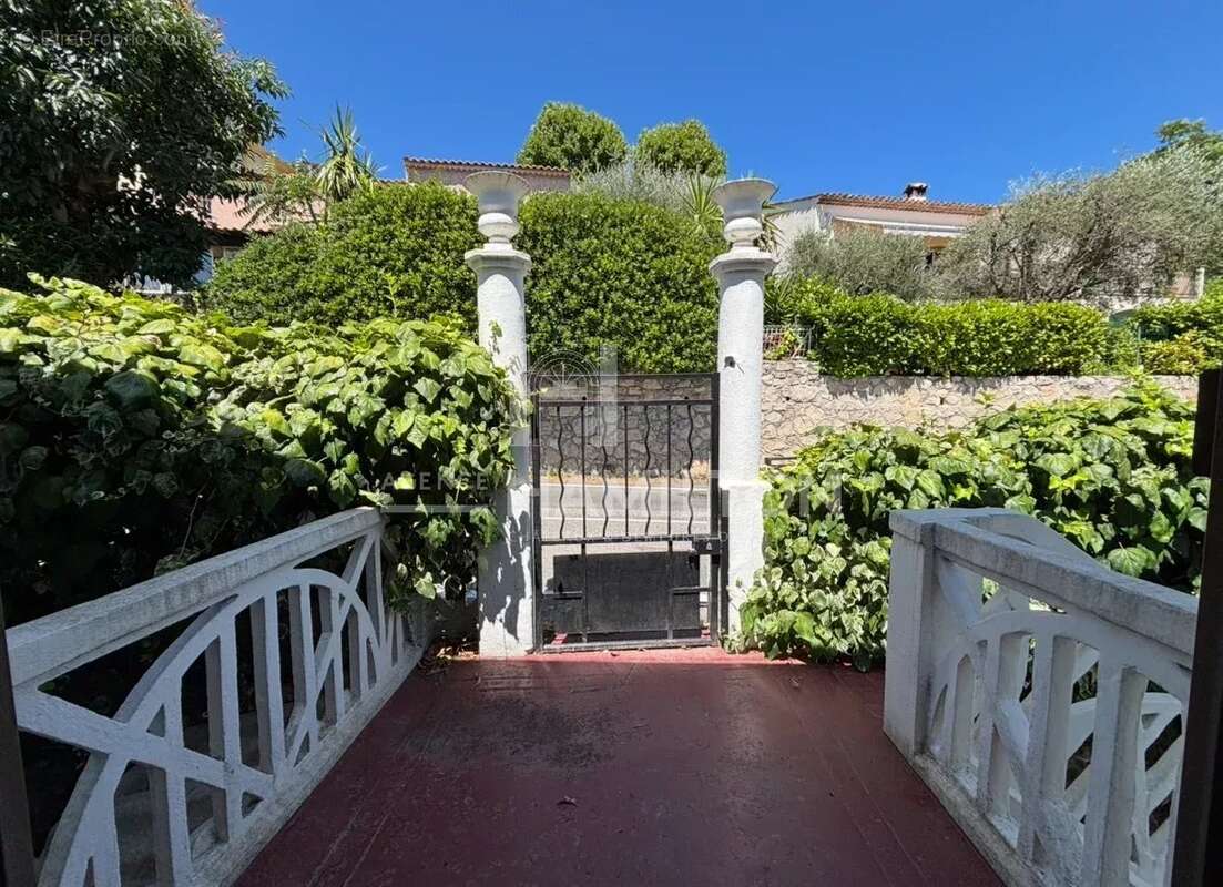 Maison à CHATEAUNEUF-GRASSE