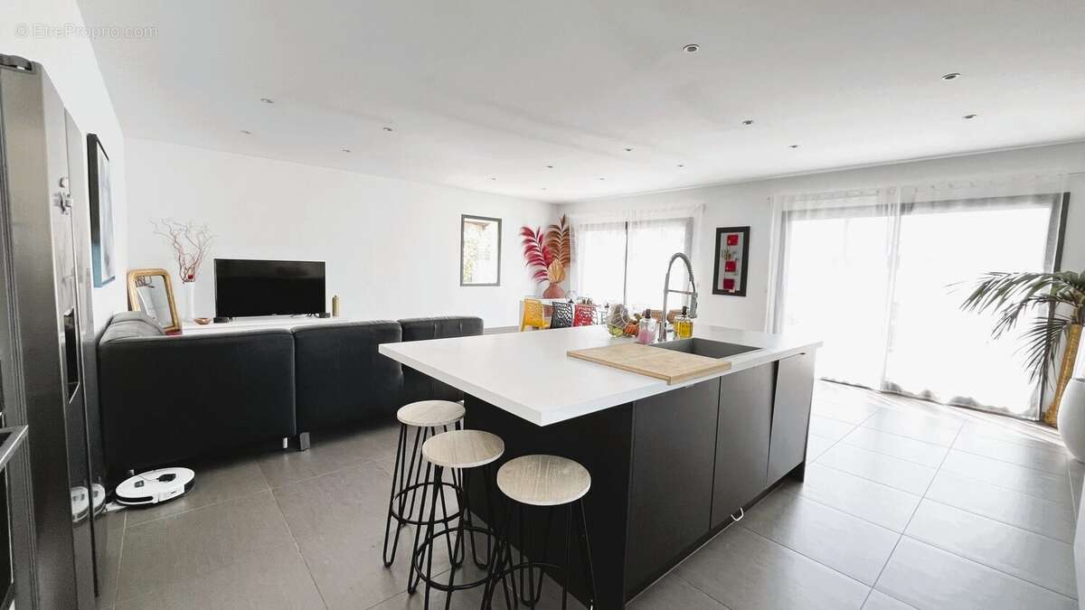 Maison 129 m² à Le Pouget  - photo 5